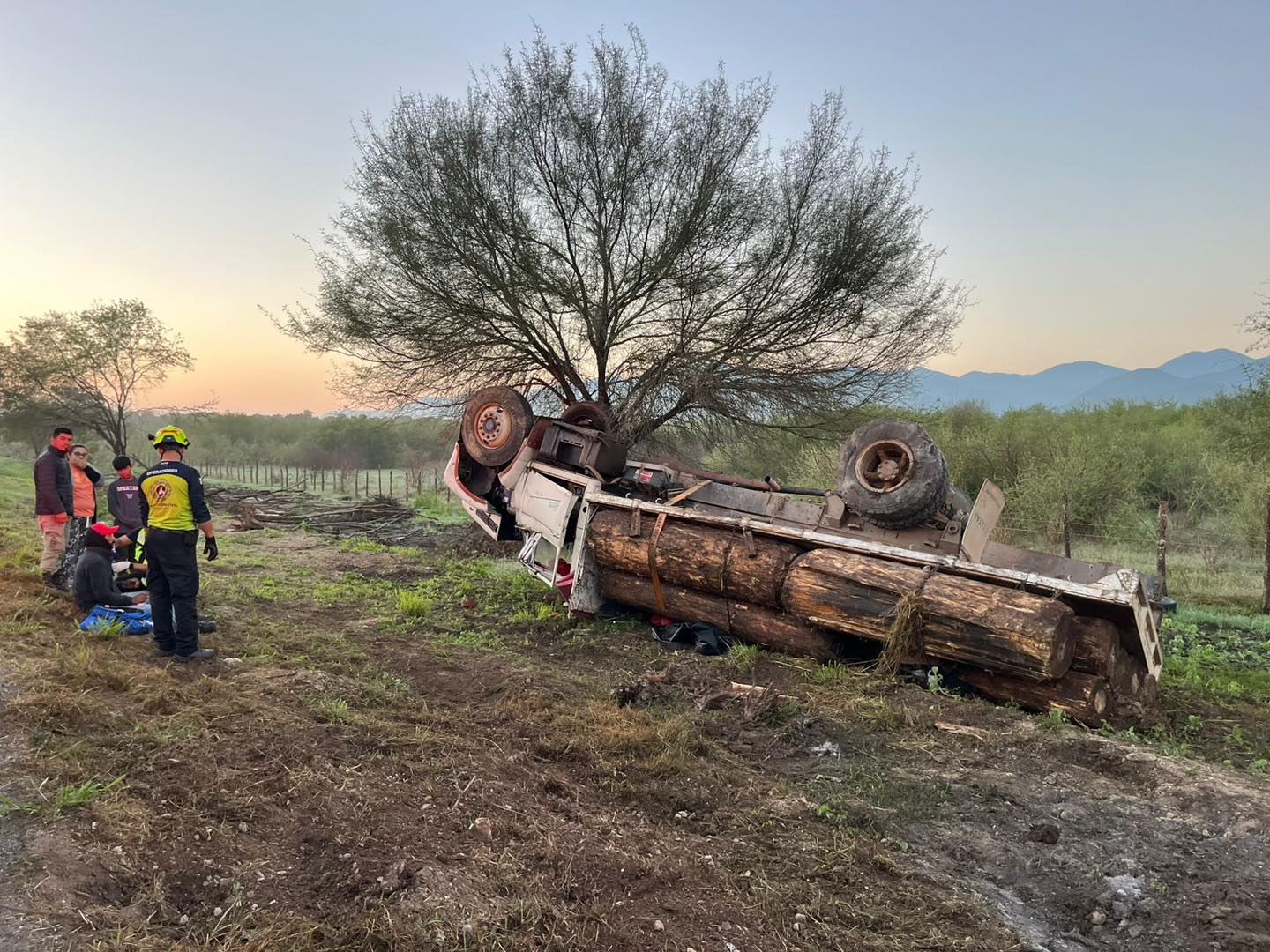Tránsito Estatal atiende volcadura en la Carretera Victoria – Santa Engracia